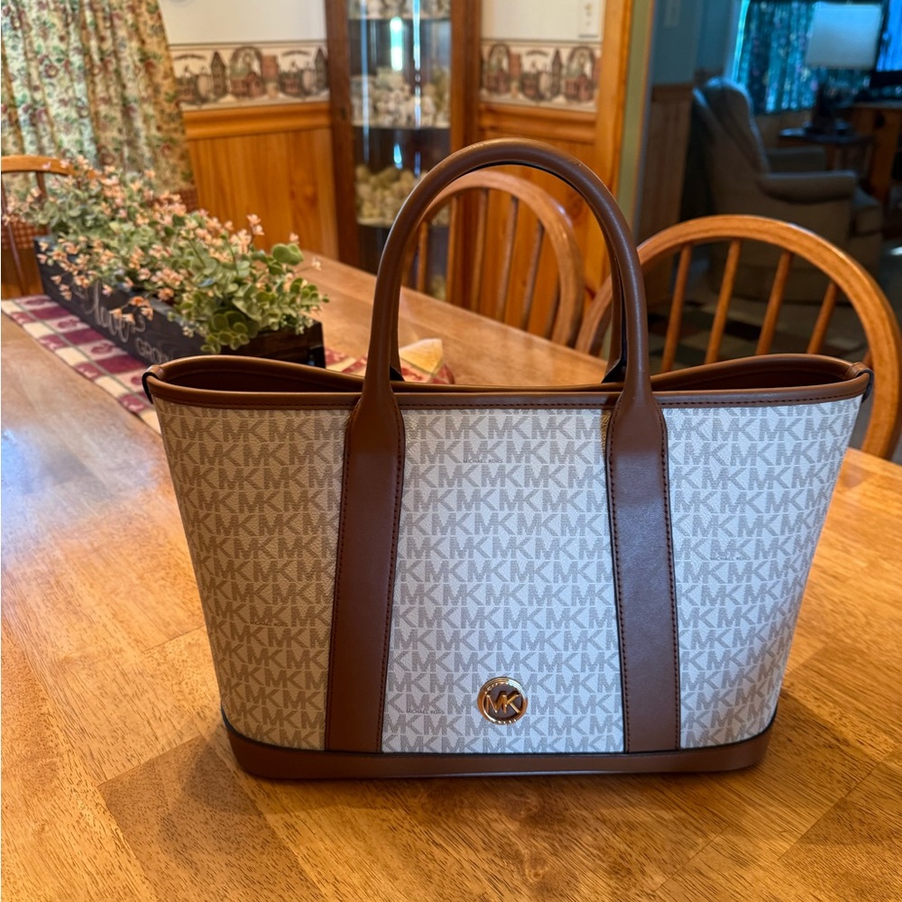 Michael Kors Medium Luisa Signature Tote